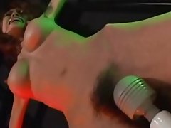 Petite Aziatische gebonden en speelde