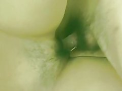 Sexy Aziatische in rok krijgt haar strakke behaarde kut fingered door stud dan neukt