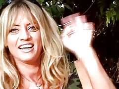 Aziatische lesbische roodharige heeft haar strakke kutje gelikt door speelse vrienden in het park