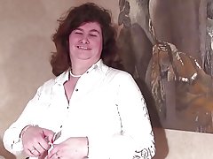 Grote oude oma met behaarde vagina