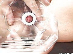 Prachtige Japanse babe krijgt gevuld met veel dikke dildos