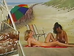 Twee lesbiennes spelen bij strand achtergrond